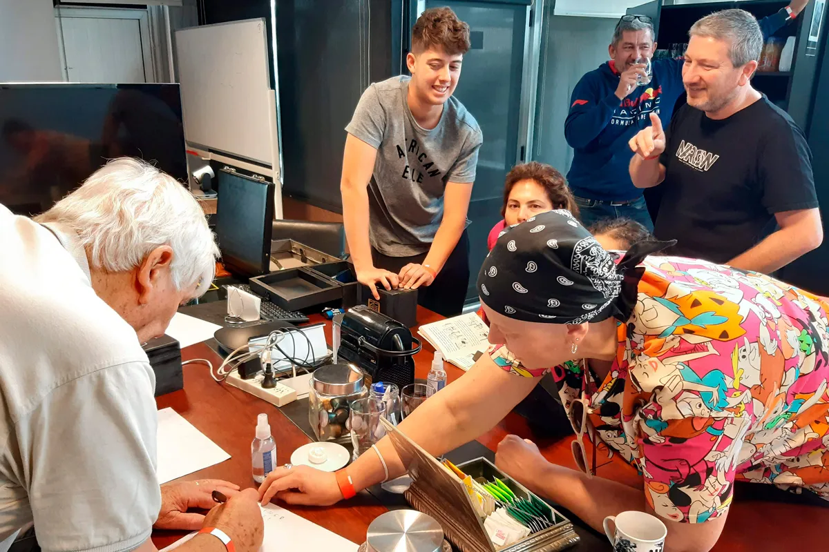 Equipo participando de una experiencia inmersiva
