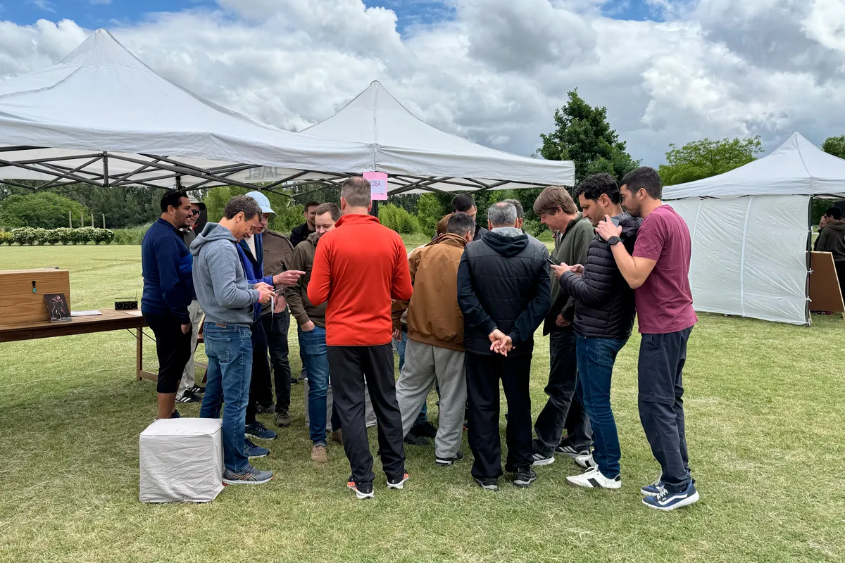 Participantes resolviendo desafios en equipo