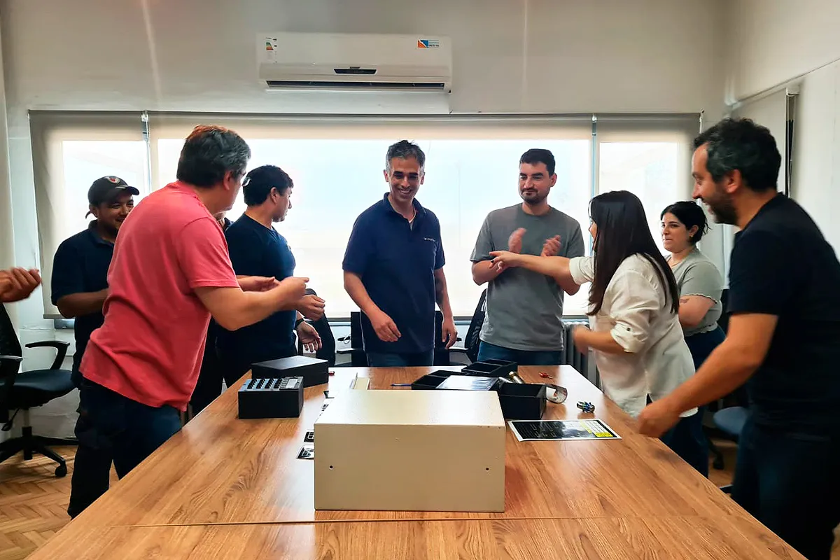 Participantes resolviendo desafios en equipo