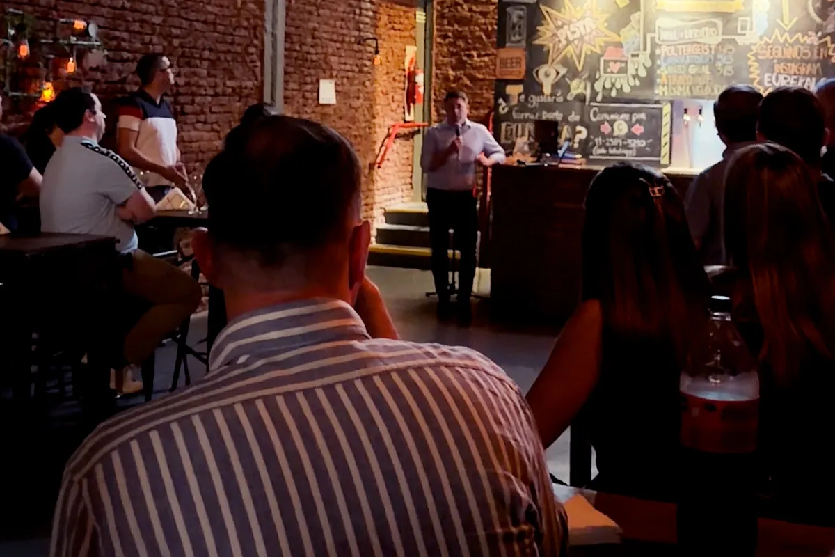 Participantes resolviendo desafios durante un evento